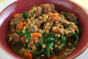 Recept online: Klob�sa zape�en� s �o�kou a zeleninou: Ope�en� klob�sa s du�enou a zape�enou zeleninou a brambory